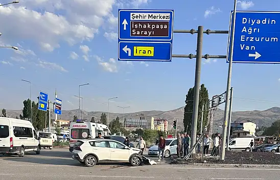 Doğubayazıt'ta kontrolden çıkan otomobil direğe çarptı