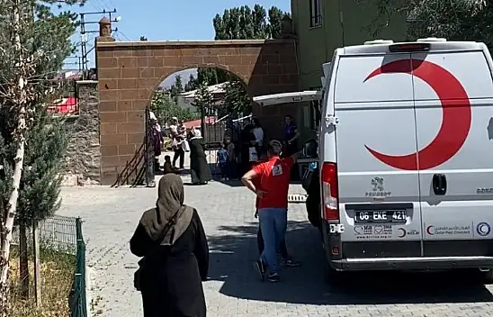 Doğubayazıt'ta mezarlık ziyaretçilerine Kızılay'dan limonata ikramı