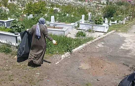 Doğubayazıt'ta bayram öncesi mezarlıklarda hummalı hazırlık sürüyor