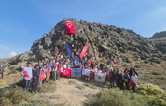 Doğubayazıtlı dağcılar Cumhuriyet için 10 kilometre yürüdü! Türk bayrağı açıldı