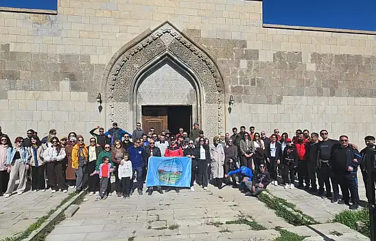 Doğubayazıtlı doğaseverler bu kez Harmandöven Kervansarayı'nı keşfetti