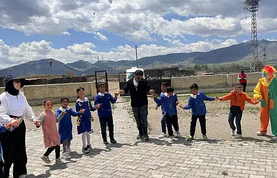 Doğubayazıtlı gönüllülerden köy okulundaki çocuklara unutulmaz gün