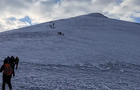 Doktorlar bu defa Ağrı Dağı'nın zirvesine çıktı