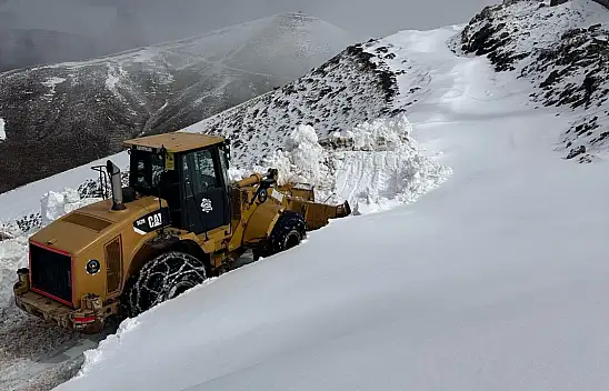 Eleşkirt İlçe Özel İdaresi ekiplerinden baharda kar mesaisi
