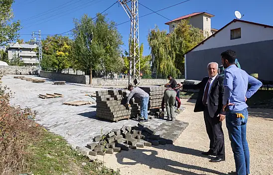 Eleşkirt'te Karşıyaka Mahallesi'nin yolları yenileniyor