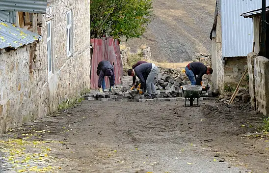 Eleşkirt'te köy yolları yenileniyor