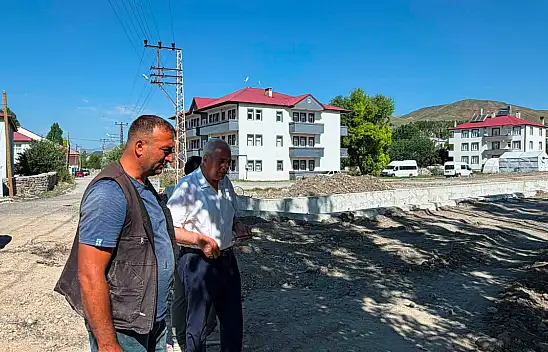 Eleşkirt'te ulaşımı rahatlatacak yol genişletme çalışmaları sürüyor