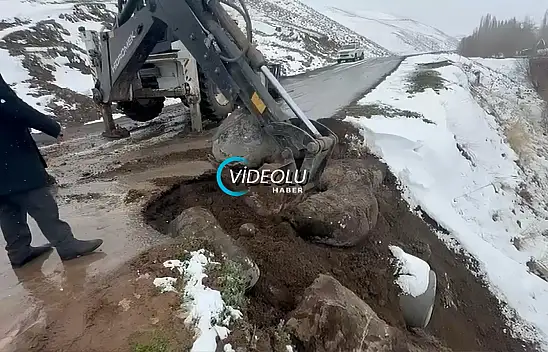 Eleşkirt Türkeli köyünde kar altında yol onarımı yapıldı