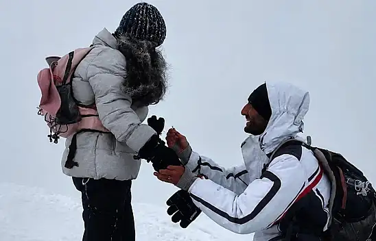 Ermeni çiftlerden Ağrı Dağı'nın zirvesinde çifte evlilik teklifi: 5 bin 137 metrede iki evlilik teklifi