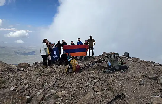 Ermeni dağcılar Ağrı Dağı yolculuğunu halaylarla renklendirdi