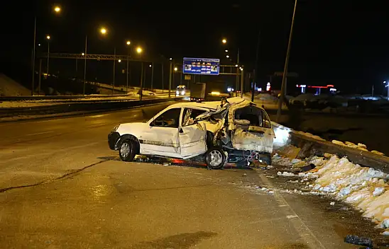 Erzurum-Ağrı yolunda kaygan zemin kazaya neden oldu