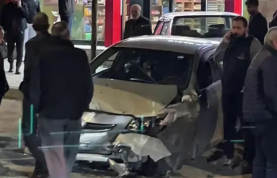 Erzurum'da direksiyonu kilitlenen otomobil dehşet saçtı!