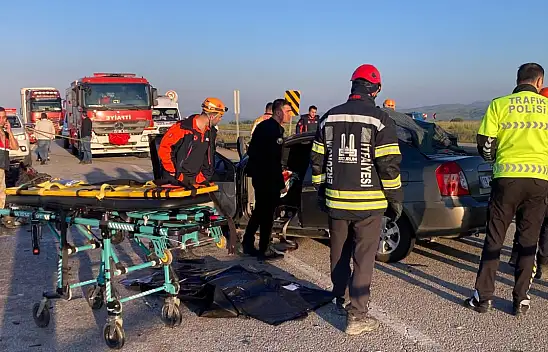 Erzurum'da feci kaza: Otomobil kamyonete çarptı, 3 kişi hayatını kaybetti
