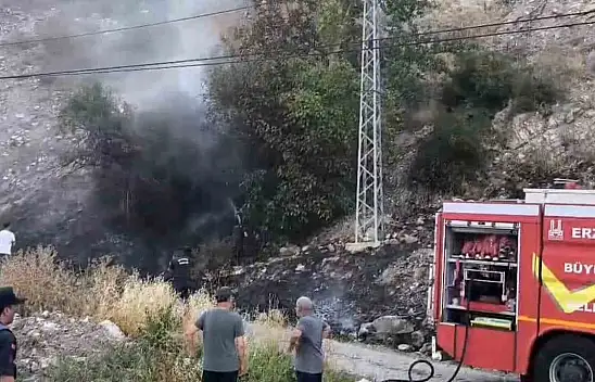 Erzurum'da Mahalle Girişinde Büyük Panik Yaratan Yangın