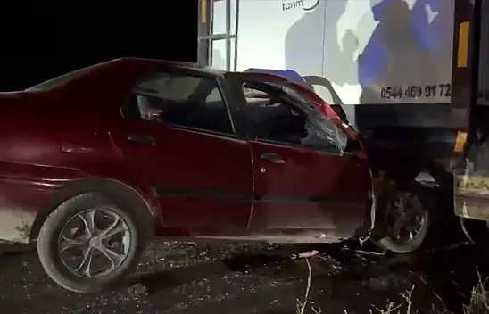 Erzurum'da otomobil biçerdöver römorkunun altına girdi