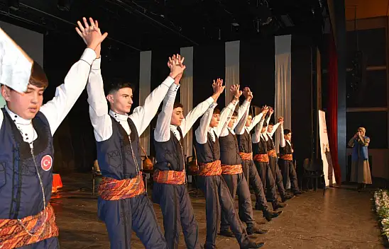 Erzurum'da Usta Âşıklar Genç Teller Gecesinde Bar Coşkusu