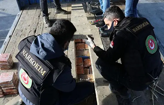 Gürbulak'ta tırın tüpüne gizlenmiş 5 kilo 202 gram uyuşturucu ele geçirildi