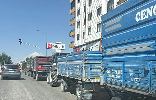 Hasat tarlada, trafik Ağrı'nın göbeğinde kilitlendi!