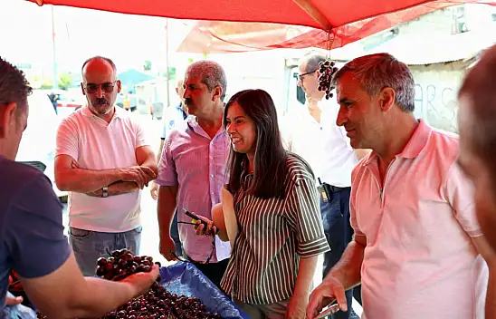 Hazal Aras 100. Yıl Mahallesi'ndeki ilk semt pazarını ziyaret etti