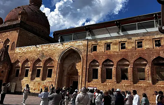 Tarihin kalbi İshak Paşa Sarayı'nda ziyaretçi akını