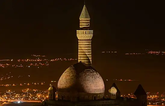 İshakpaşa Sarayı gece manzarasıyla hayran bıraktı