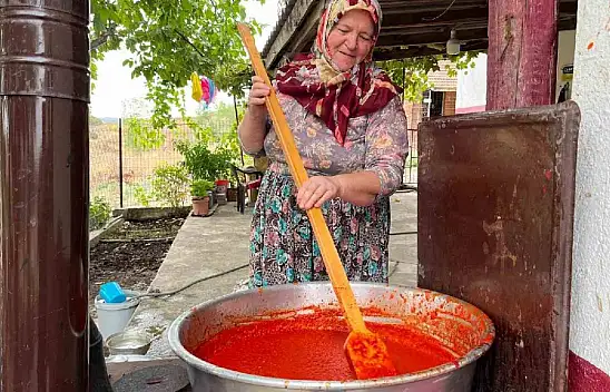 Kadın elinin dokunuşuyla en doğalı üretiliyor: Ateşler yakıldı, kazanlar doldu!
