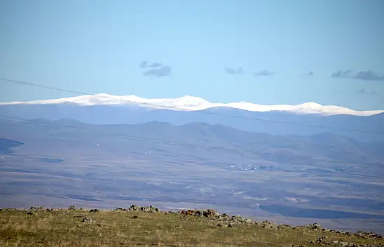Kars'ın yüksek kesimleri beyaza büründü
