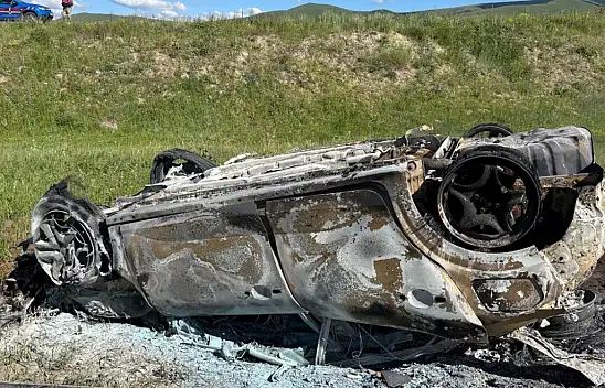 Kars'ta aracı alev alan sürücü son anda kurtuldu