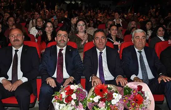 Kars'ta Azerbaycan kültürü defile ve konserle renklendi, unutulmaz bir gece yaşandı