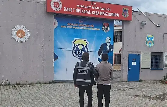 Kars'ta dolandırıcılıktan aranan hükümlü saklandığı evde yakalandı