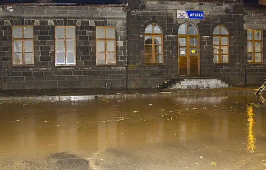 Kars'ta dolu ve sağanak hayatı felç etti: Dereler taştı, yollar su altında kaldı