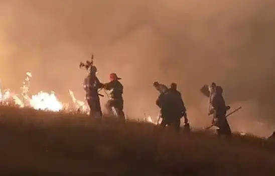 Kars'ta Ermenistan sınırındaki örtü yangını korku dolu anlar yaşattı, muhalefet ve itfaiye birlikte müdahale etti