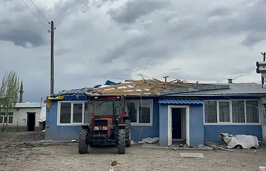 Kars'ta fırtına çatıları uçurdu, güneş panellerini metrelerce savurdu