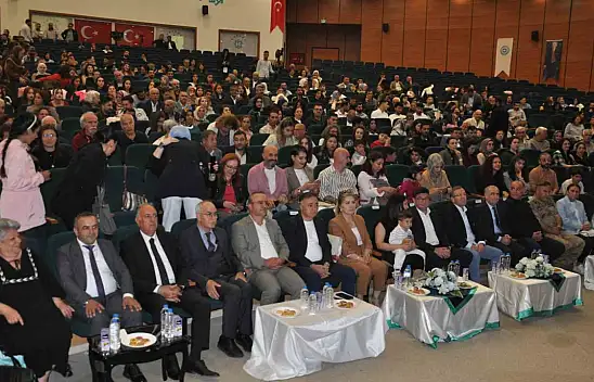 Kars'ta mezuniyet gecesinde büyücü Sahneye çıkan Mor'un kıyafeti ateşte alev aldı ama gösteriye devam etti!