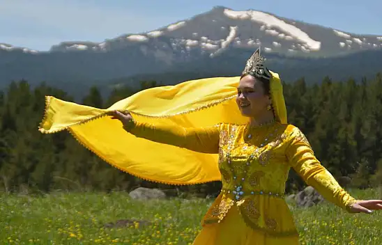 Kars'ta Renkli Çiçekler Arasında Büyüleyici Kafkas Dansı Performansı