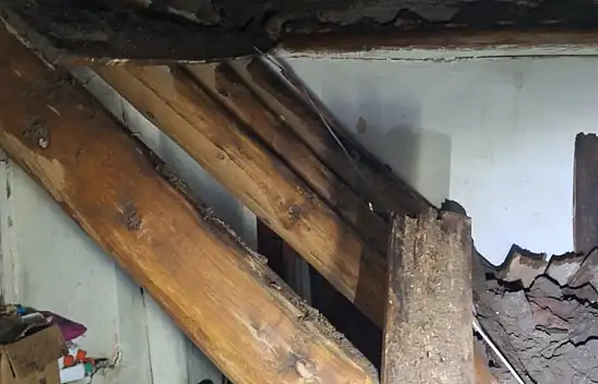 Kars'ta sağanak evi vurdu! Duvar ve tavan çöktü