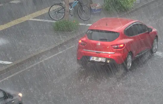 Kars'ta sağanak ve dolu sokakları suyla kaplandı