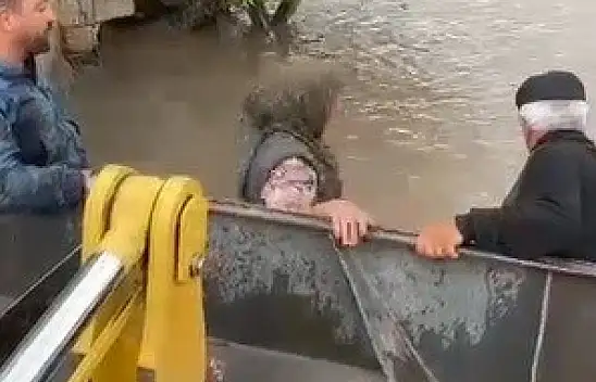 Kars'ta sel felaketi: Evlerinde mahsur kalan yaşlı çift iş makinesiyle kurtarıldı