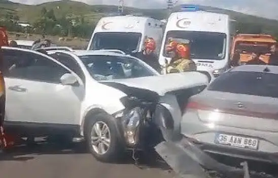 Kars'ta üç aracın karıştığı zincirleme kaza: 8 yaralı