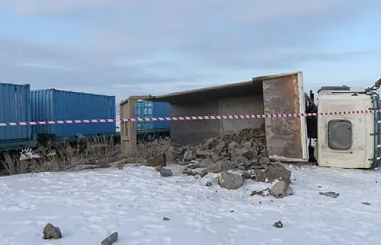 Kars'ta yük treni ile kamyon çarpıştı: 1 ölü, kazada sorumlular araştırılıyor