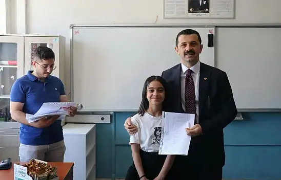 Kaymakam Ahmet Coşkun minik öğrencilerin karne sevincine ortak oldu
