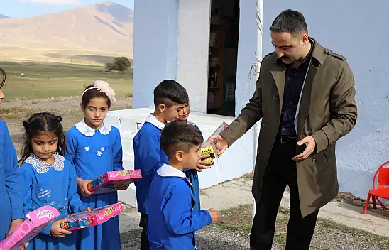 Kaymakam Ayvat köy okulundaki öğrencileri hediyelerle sevindirdi