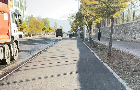 Kış öncesi yol seferberliği! Stadyum yoluna asfalt ve 2 bin 400 metrelik yürüyüş yolu