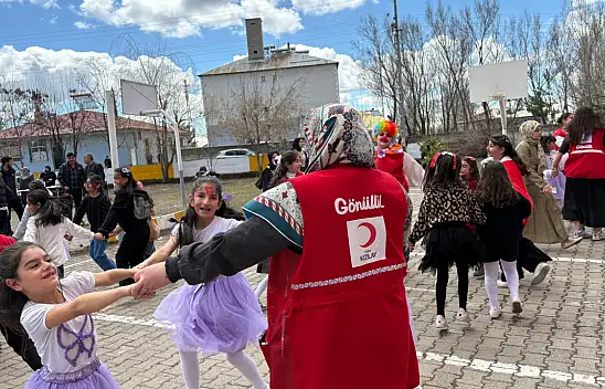 Kızılay 23 Nisan'da köy okullarına ziyaret etti