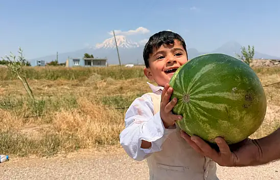Kızılay Doğubayazıt'ta köy köy dolaşıp karpuz dağıttı