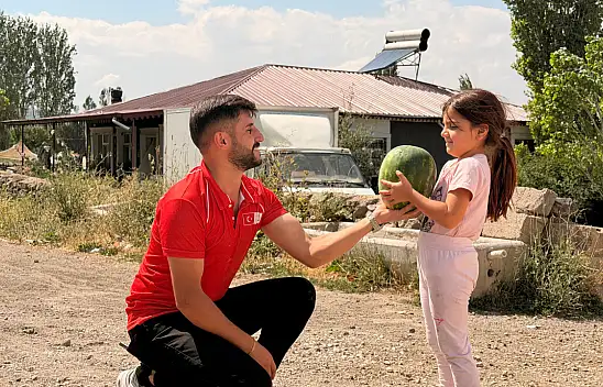 Kızılay Doğubayazıt'ta yaz sıcağında gönülleri serinletti