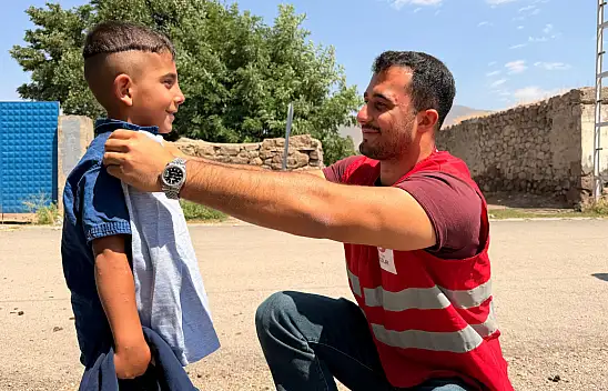 Kızılay Doğubayazıt'tan Suluçem Köyü'ne giyim desteği