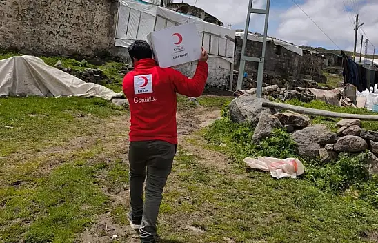 Kızılay ekipleri Doğubayazıt'ta gönüllere dokundu