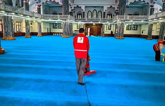 Kızılay gönüllüleri Ağrı'nın en büyük camisinde temizlik yaptı