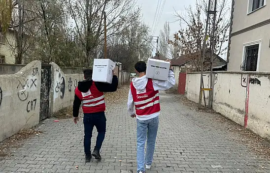 Kızılay gönüllüleri, Eleşkirt'te ihtiyaç sahibi aileleri ziyaret etti